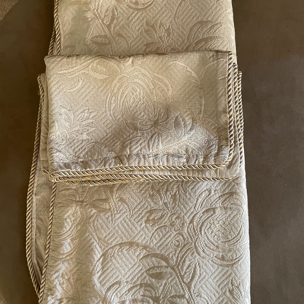 Full/queen coverlette matalasse  with 2 shams and throw pillow cover